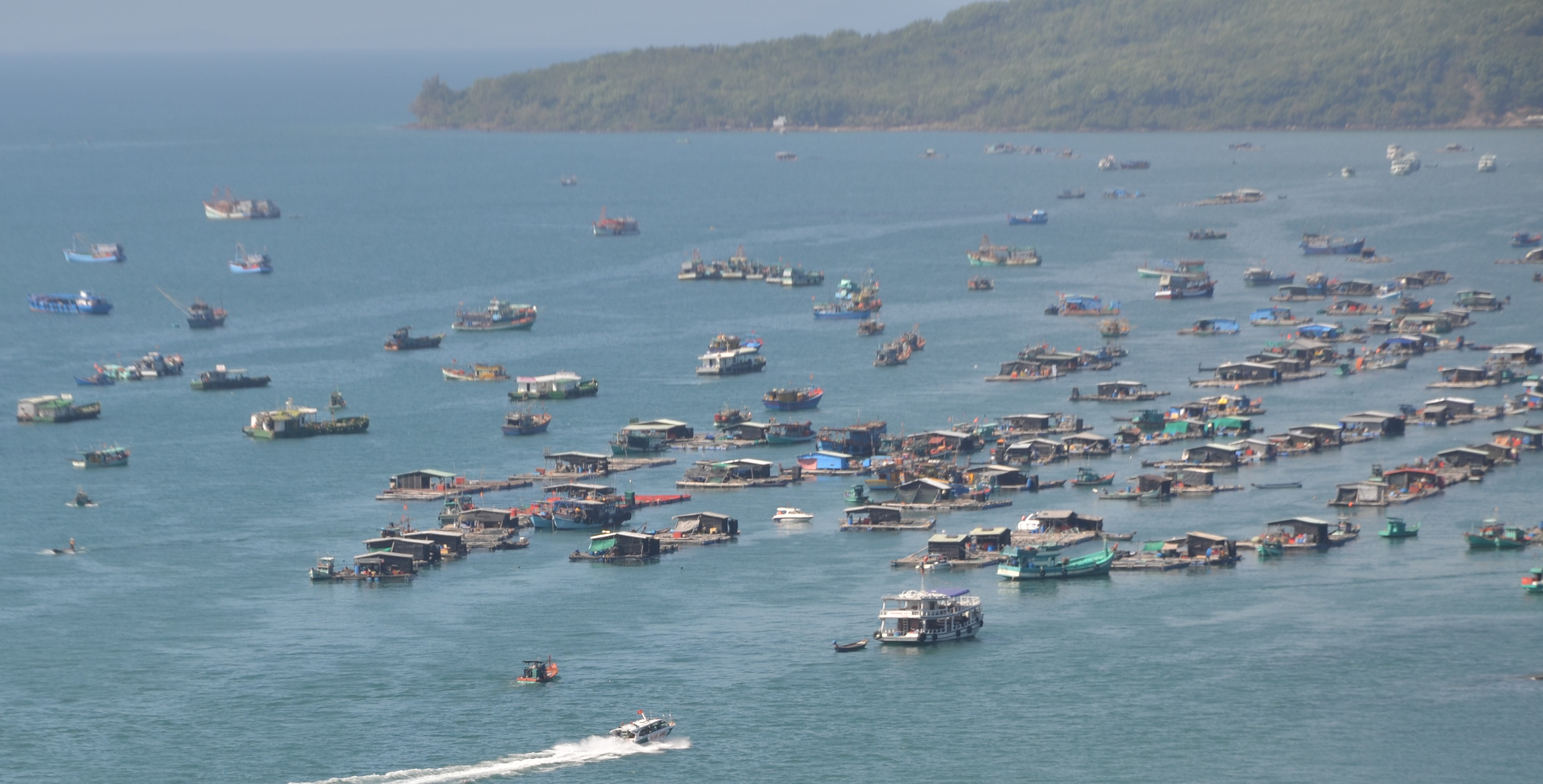 Marine conservation and tourism development are challenges for many countries at present. Photo: Hai Nam.