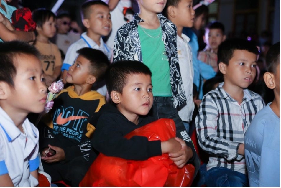 Chương trình 'Vầng trăng yêu thương' năm nay mang lại niềm vui cho nhiều trẻ em ở Con Cuông, Nghệ An. Ảnh: Thu Hải.