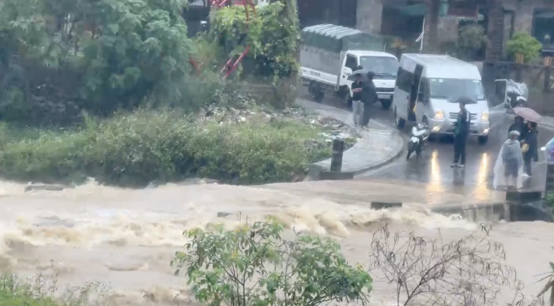 Đập tràn ở Tả Van (Sa Pa), nước chảy xiết khiến nhiều phương tiện chưa thể đi qua. Tả Van cũng là nơi du khách thường ghé qua, nơi này cũng tập trung nhiều homestay của người dân địa phương.