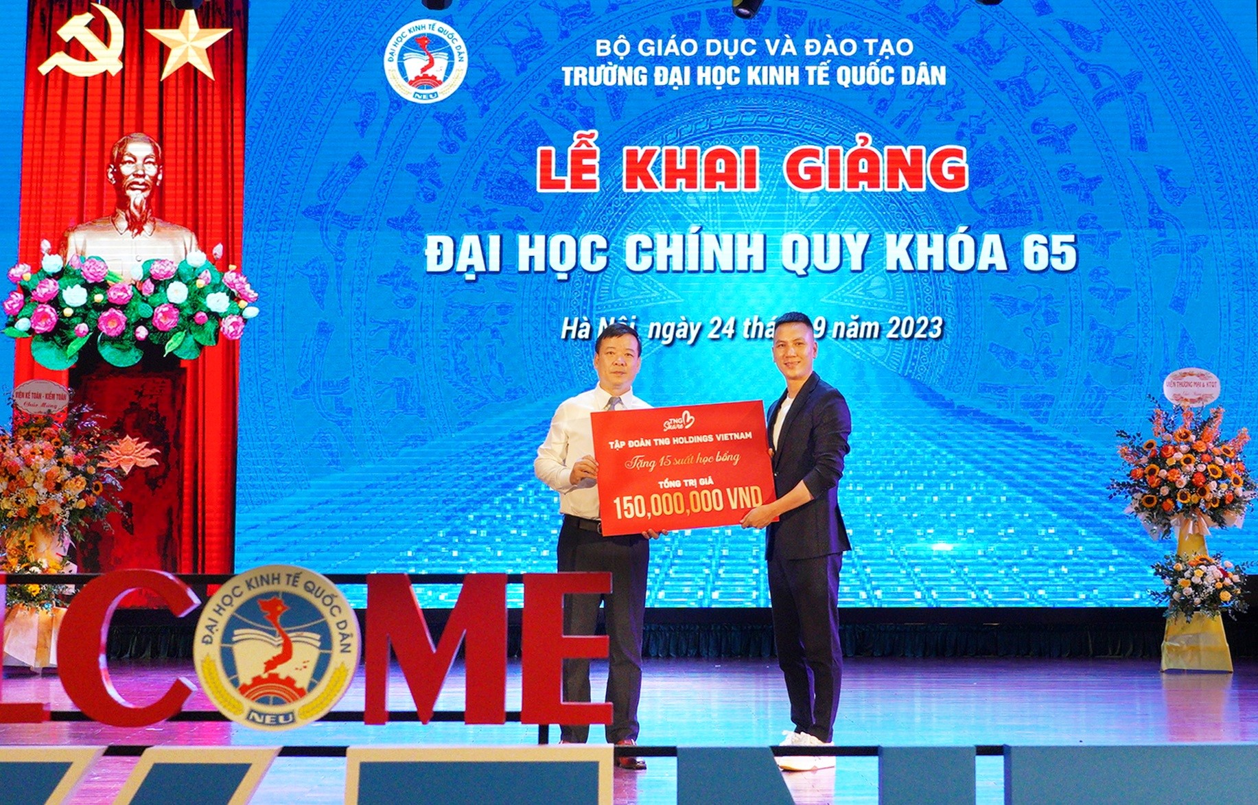 Đại diện TNG Holdings Vietnam trao 15 suất học bổng cho đại diện nhà trường tại Lễ Khai giảng năm học 2023-2024. Ảnh: TNG.