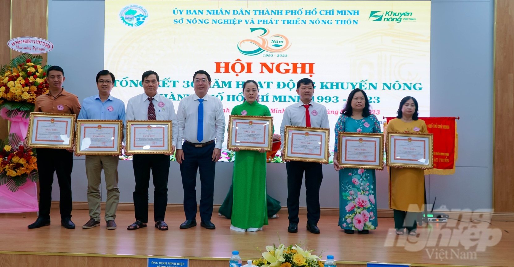 Nhiều tập thể, cá nhân xuất sắc được UBND TP.HCM và Sở NN-PTNT trao tặng bằng khen nhân kỷ niệm 30 năm hoạt động khuyến nông. Ảnh: Lê Bình.
