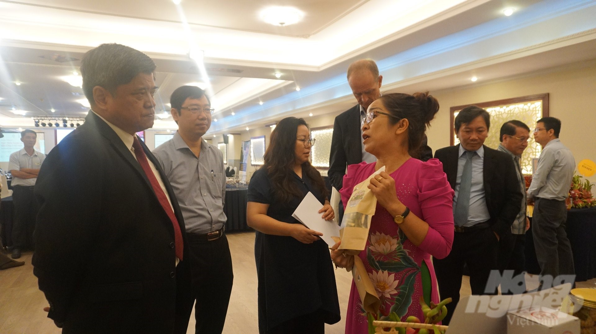 Representatives of Hoa Le Clean Dragon Fruit Cooperative introduced products made from dragon fruit to Deputy Minister Tran Thanh Nam. Photo: Nguyen Thuy.