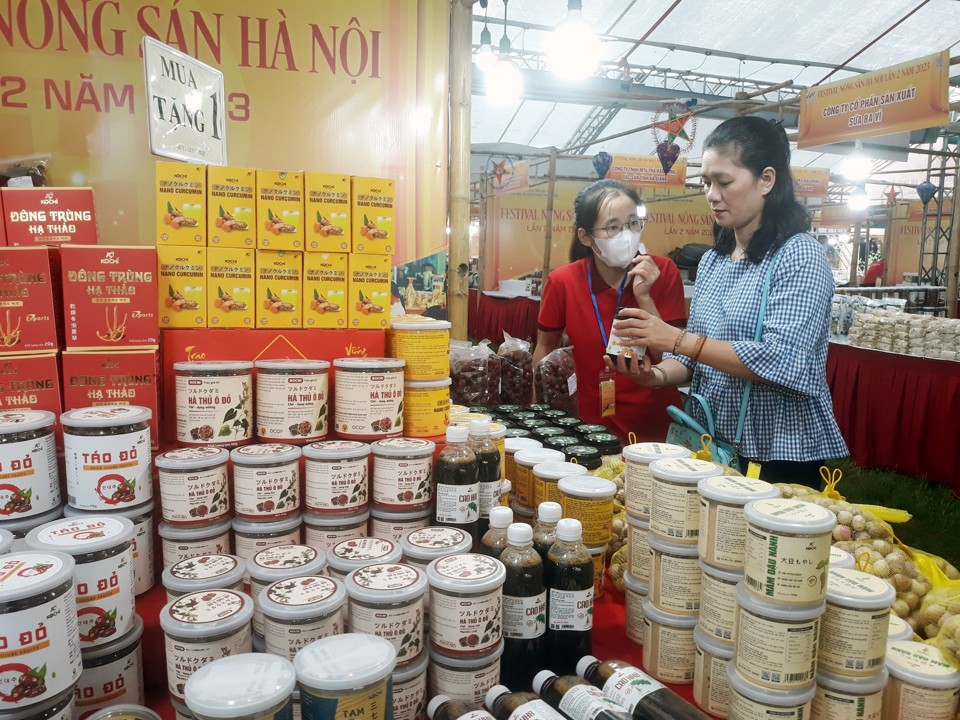 Người tiêu dùng tham quan gian hàng tại Festival nông sản Hà Nội lần 2 năm 2023. Ảnh: Hoài Nam.
