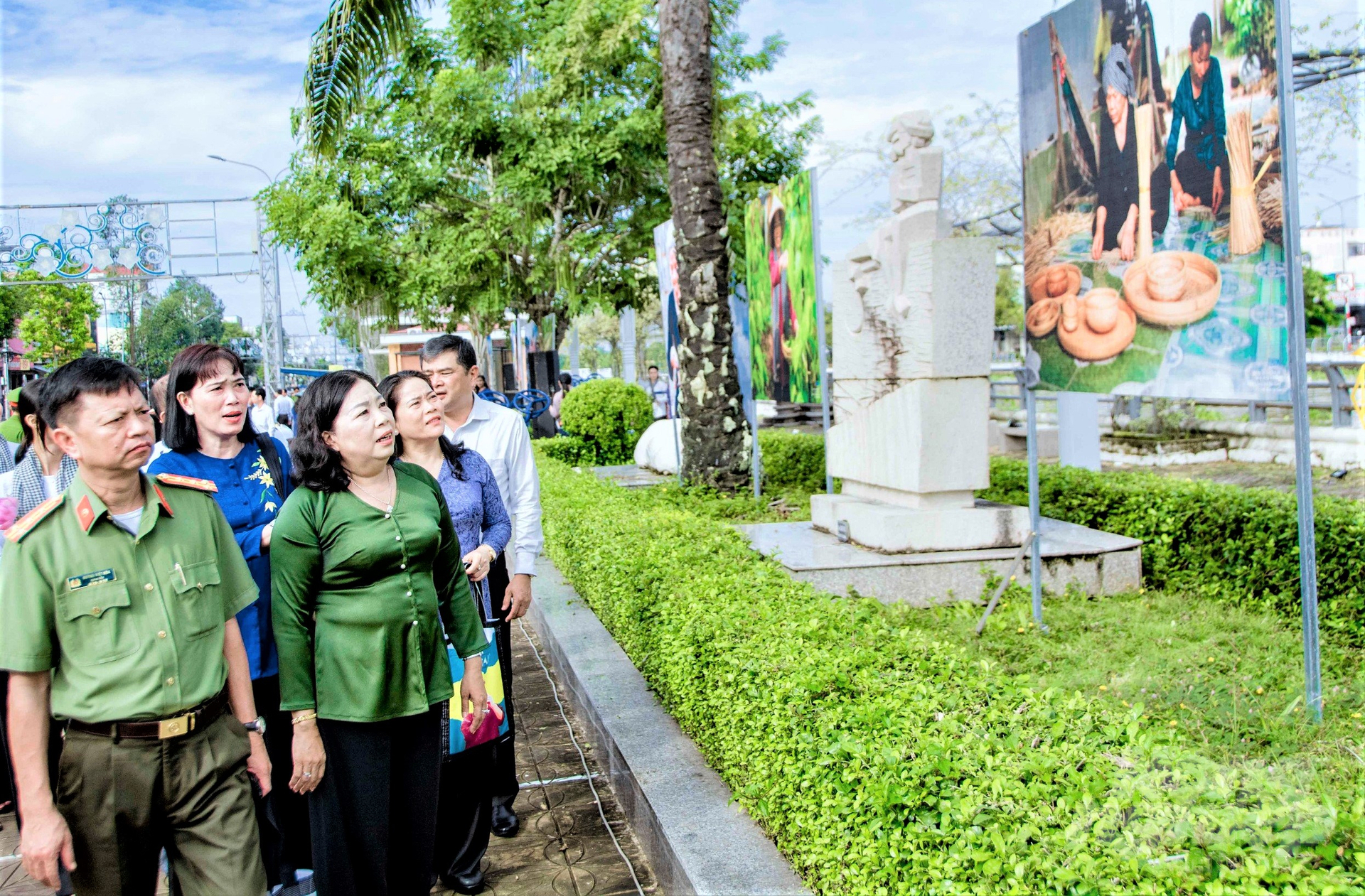 Các đại biểu tham quan triển lãm tranh áo bà ba  trưng bày tại công viên tượng bờ kè Xà No, TP Vị Thanh. Ảnh: Trung Chánh.