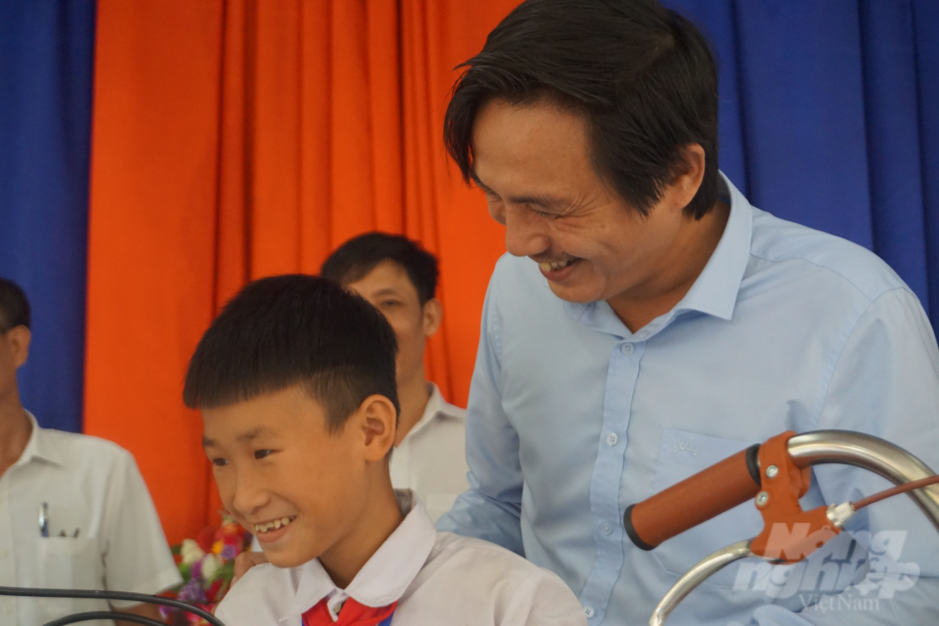 Ông Vũ Minh Việt, Phó Tổng biên tập Báo Nông nghiệp Việt Nam trao xe đạp cho học sinh trường THCS Xuân Cao. Ảnh: Quốc Toản.