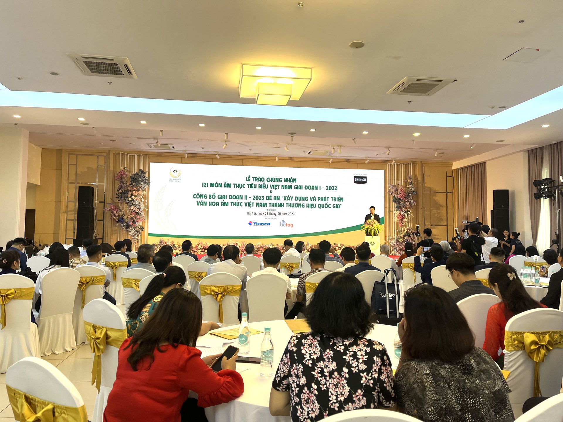 Lễ trao chứng nhận 121 món ẩm thực tiêu biểu giai đoạn I-2022 do Hiệp hội Văn hóa Ẩm thực Việt Nam (VCCA) tổ chức sáng 29/9 tại Hà Nội. Ảnh: Hồng Thắm.