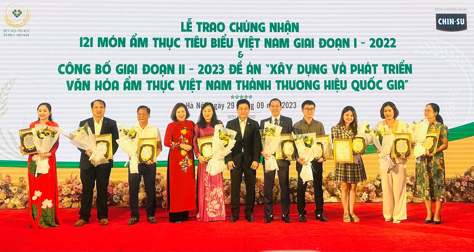 Đại diện Ban Tổ chức trao chứng nhận cho các món ẩm thực tiêu biểu Việt Nam giai đoạn I-2022. Ảnh: Hồng Thắm.