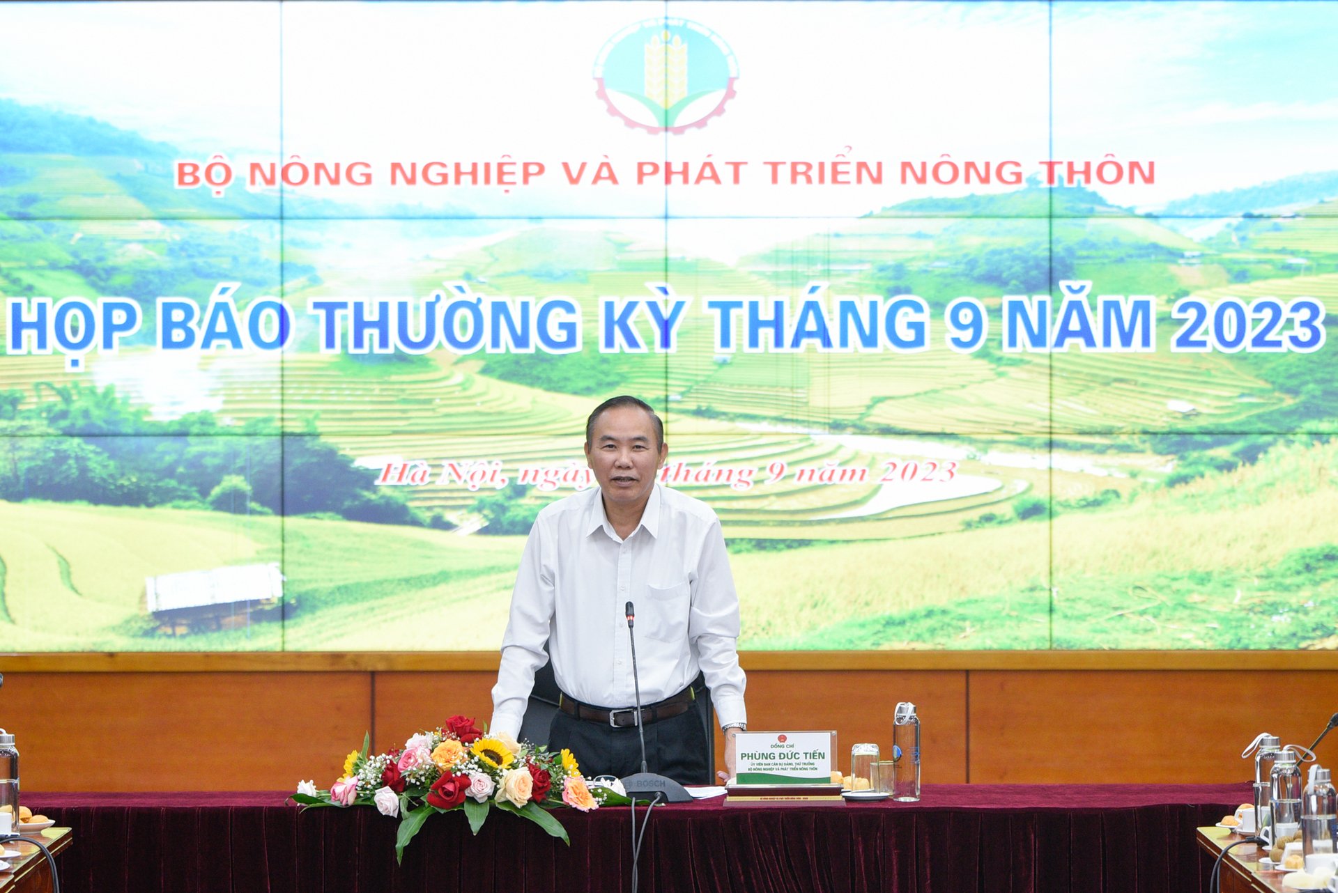 Deputy Minister Phung Duc Tien chaired the regular September press conference of the Ministry of Agriculture and Rural Development on the morning of September 29. Photo: Tung Dinh.