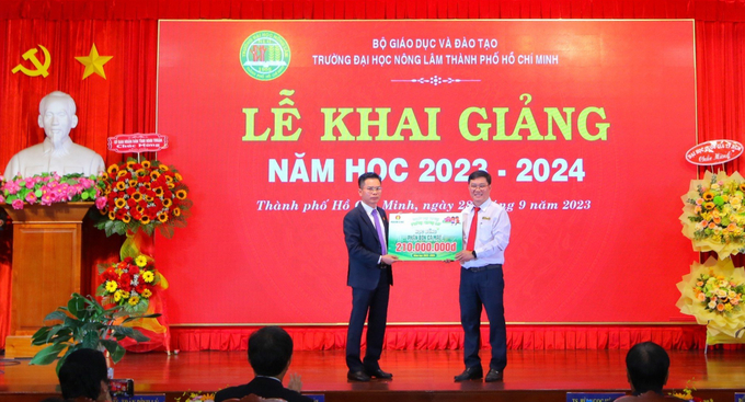 Ông Lê Tiến Hùng, Giám đốc Marketing Phân bón Cà Mau (bên trái) đại diện doanh nghiệp trao tặng học bổng cho sinh viên Đại học Nông lâm TP. HCM. Ảnh: PVCFC.