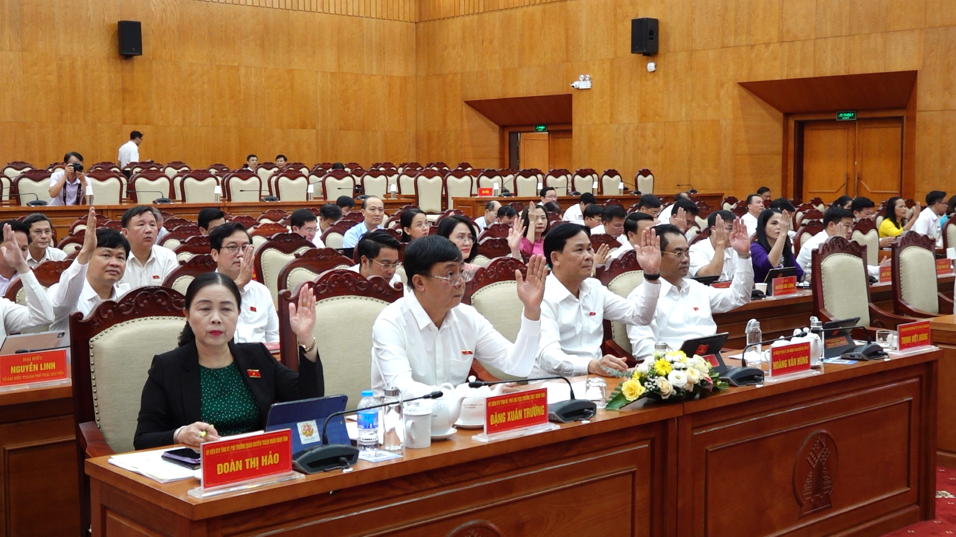 Các đại biểu thông qua nghị quyết tại kỳ họp. Ảnh: Quang Linh.