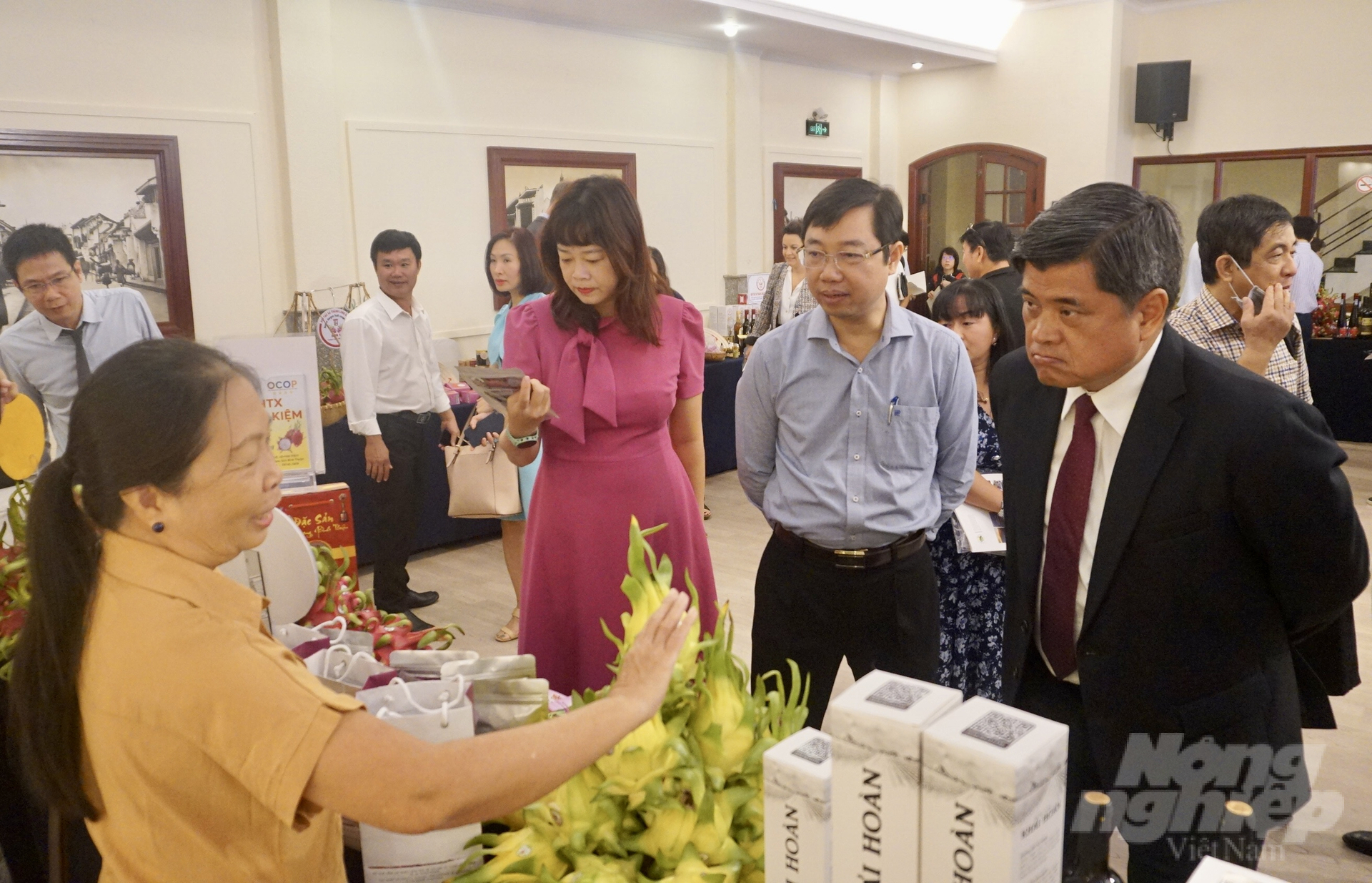 Bà Lê Phương Chi, Giám đốc HTX DVSX thanh long Hàm Minh 30 (Bình Thuận) giới thiệu các sản phẩm với Thứ trưởng Trần Thanh Nam tại Hội nghị. Ảnh: Nguyễn Thủy.