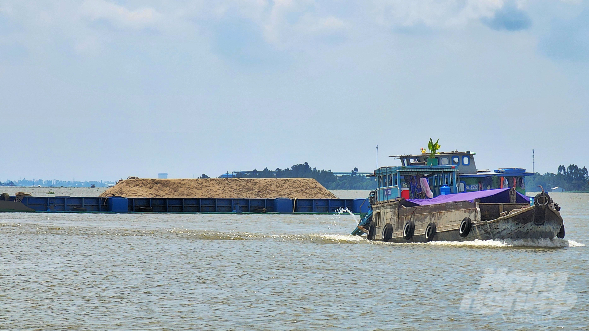Những phát hiện khoa học gần đây chứng minh, xói mòn lòng, bờ sông, bờ biển và xâm nhập mặn chủ yếu do thiếu hụt trầm tích, xuất phát từ việc phát triển thủy điện ở thượng nguồn lưu vực sông Mekong và hoạt động khai thác cát. Ảnh: Kim Anh.