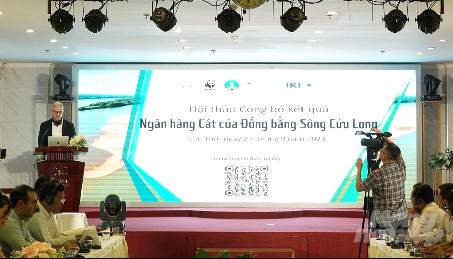 On September 29, WWF Vietnam coordinated with partners to announce the results of building a sand bank in Can Tho City. Photo: Kim Anh.