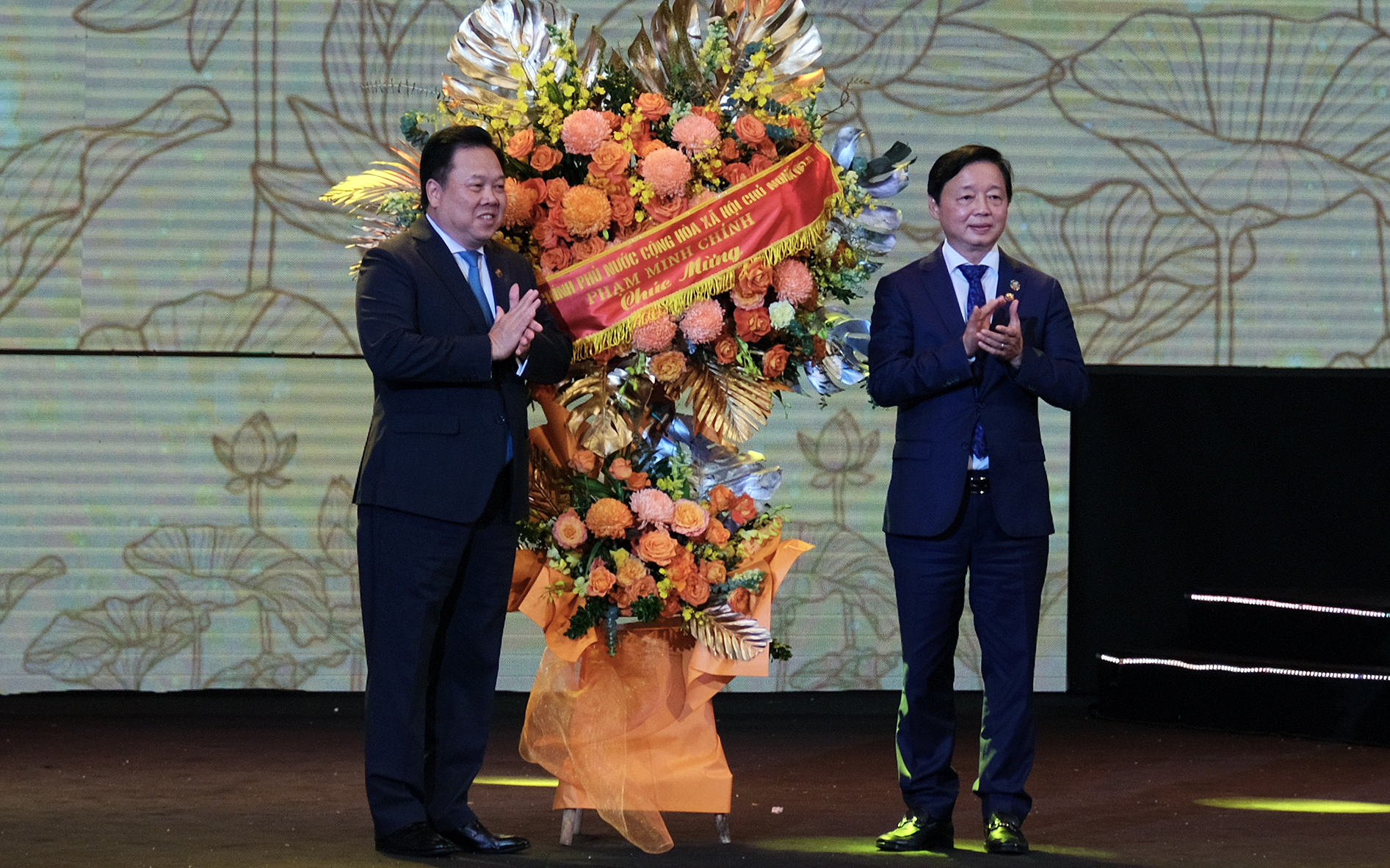 Thay mặt Thủ tướng, Phó Thủ tướng Trần Hồng Hà tặng hoa chúc mừng Ủy ban Quản lý vốn Nhà nước tại doanh nghiệp nhân 5 năm thành lập. Ảnh: Bảo Thắng.