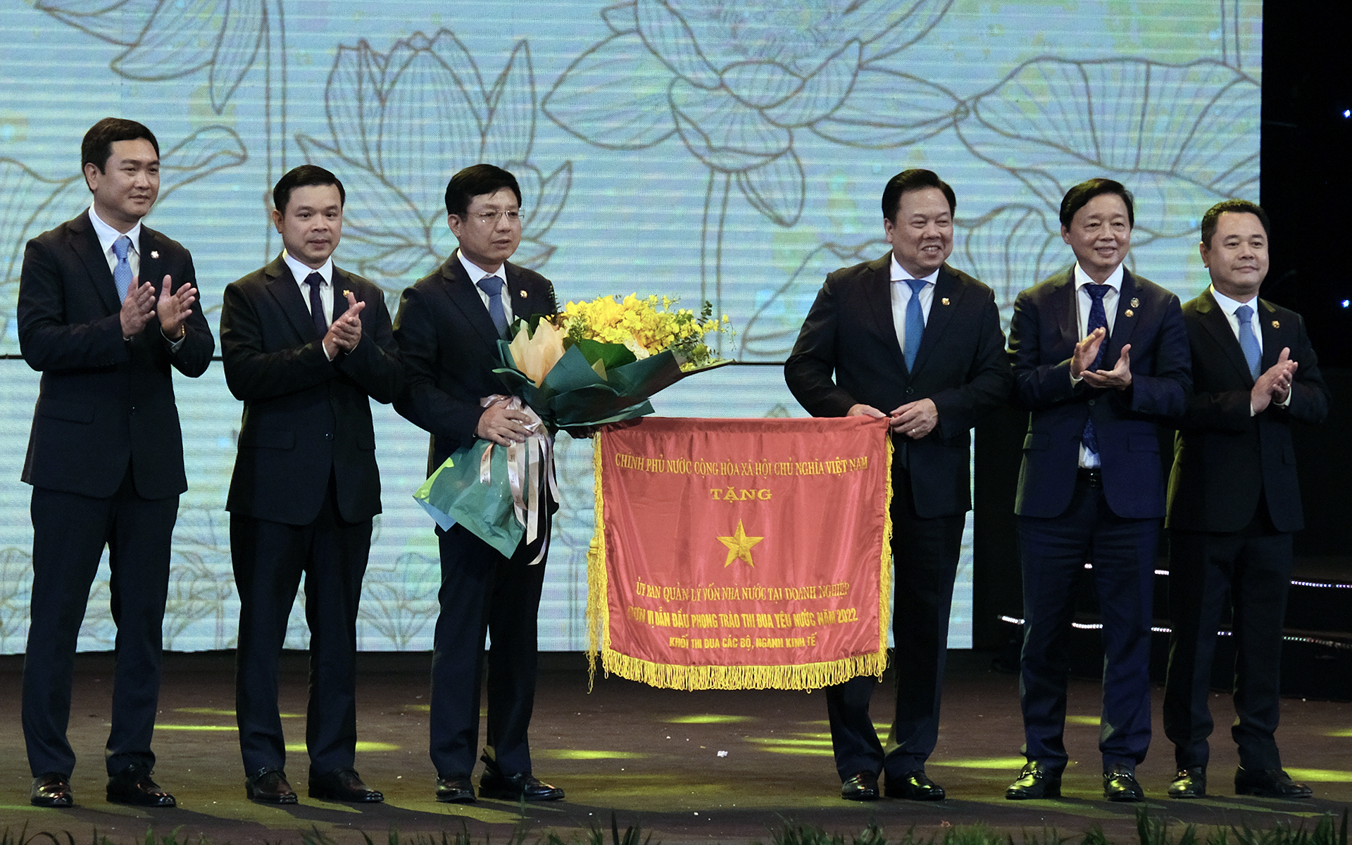 Phó Thủ tướng Trần Hồng Hà trao Cờ thi đua của Chính phủ cho Ủy ban Quản lý vốn Nhà nước tại doanh nghiệp. Ảnh: Bảo Thắng.