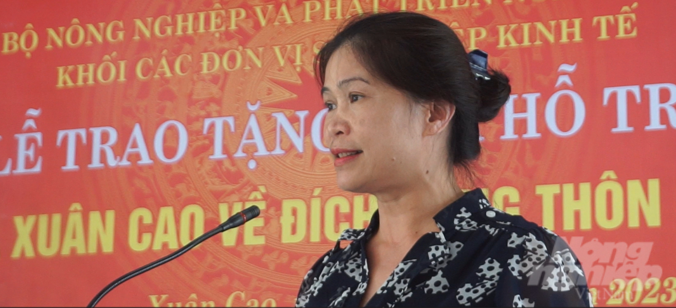 Bà Nguyễn Thị Yến, Phó giám đốc Trung tâm xúc tiến thương mại nông nghiệp (Bộ NN-PTNT) chia sẻ tại buổi lễ trao tặng. Ảnh: Quốc Toản.