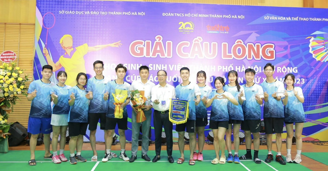 Ông Nguyễn Mạnh Hưng - Tổng Biên tập báo Tuổi trẻ Thủ đô, Trưởng Ban tổ chức giải - tặng cờ lưu niệm tới các vận động viên.