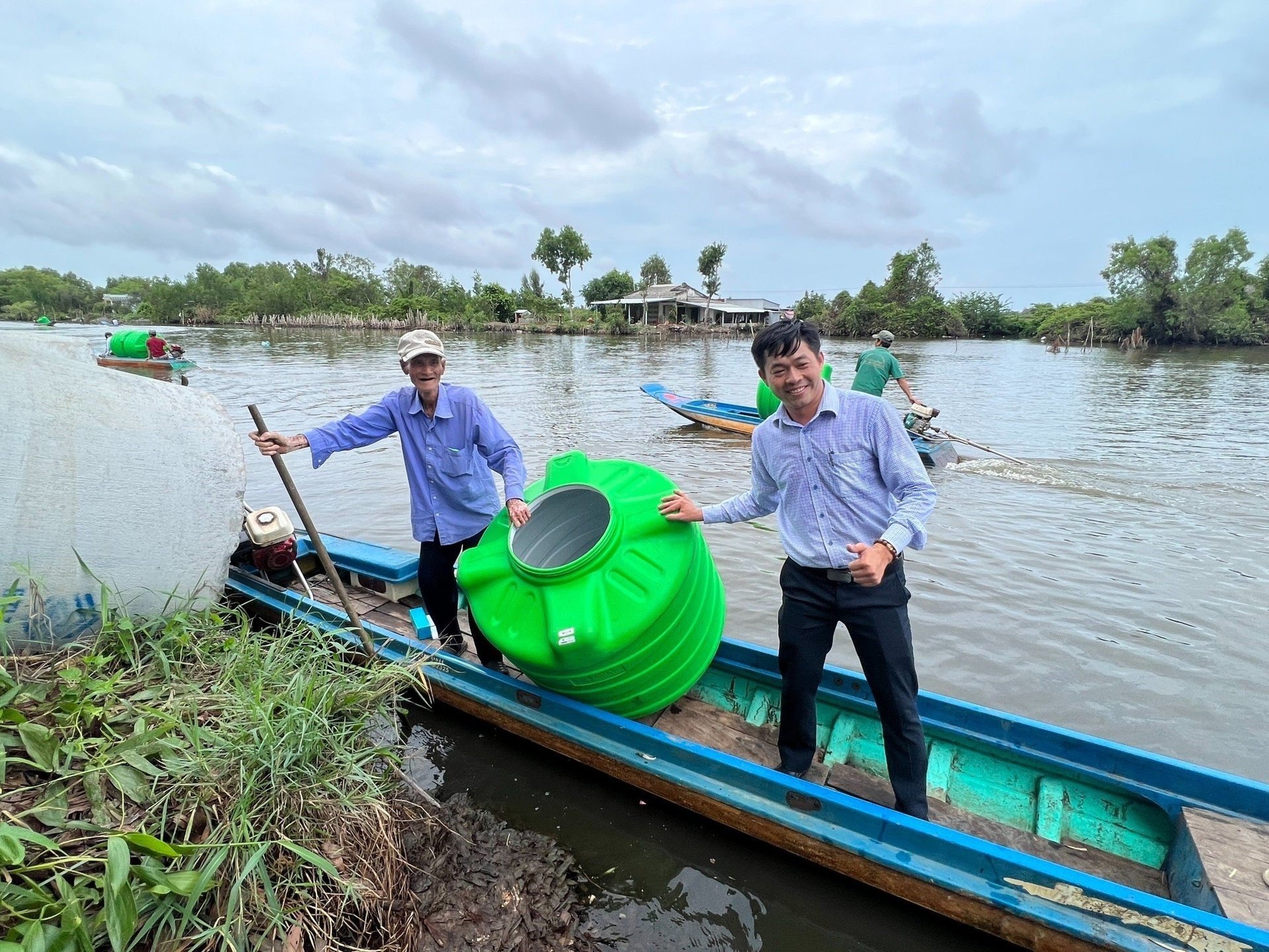 Representatives of Tan A Dai Thanh Group donated Plasman super tanks to people in the Mekong Delta.