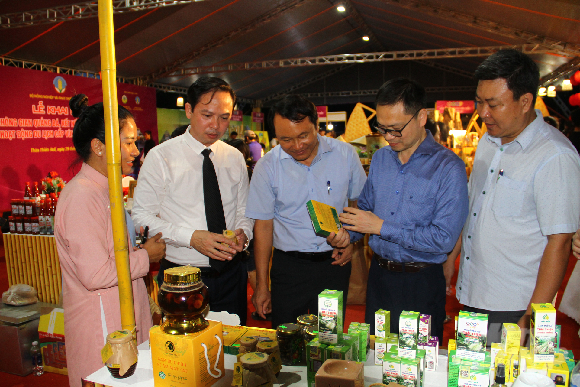Các đại biểu tham quan gian hàng sản phẩm OCOP tỉnh Thừa Thiên Huế. Ảnh: Công Điền.