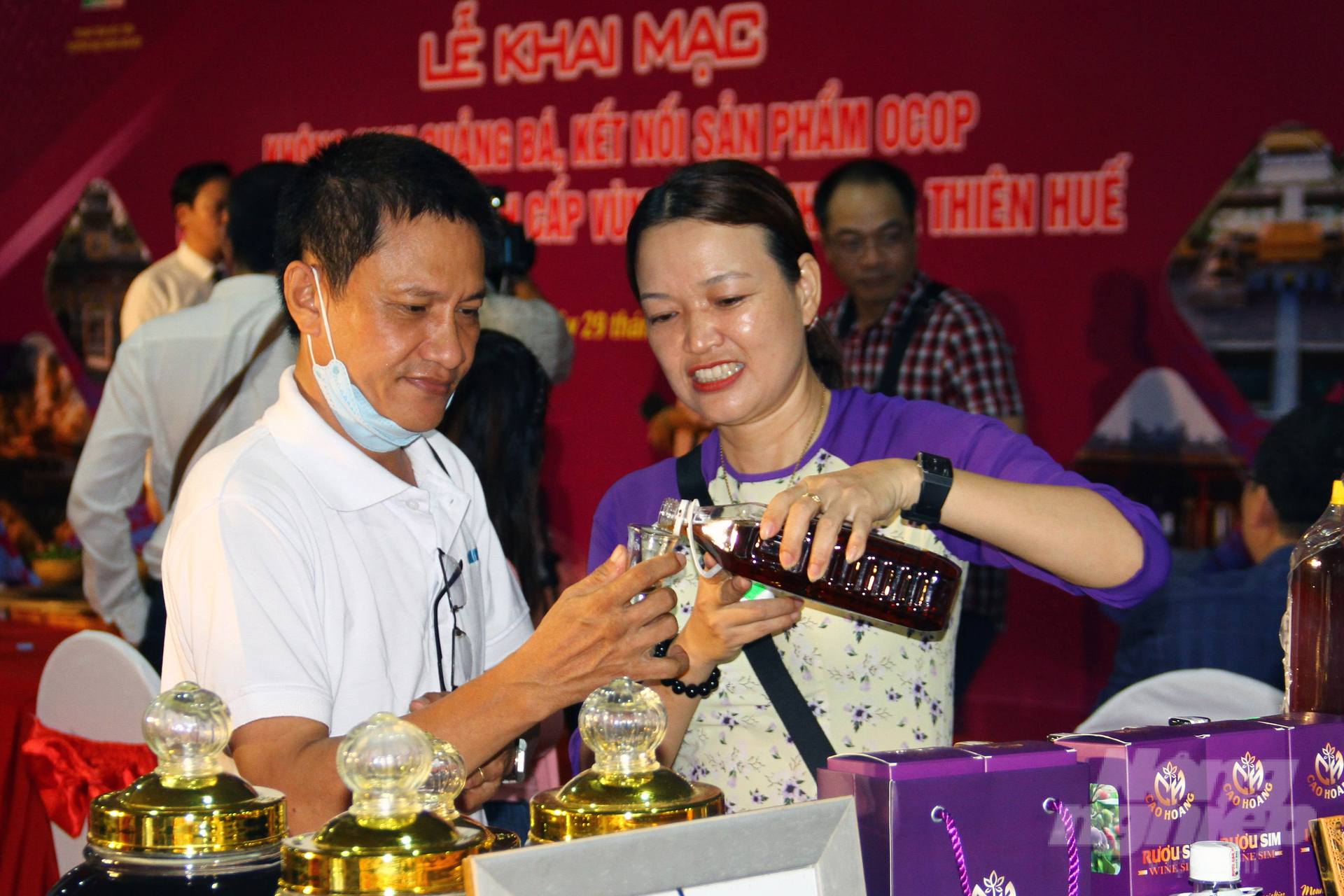 Người dân thành phố Huế trải nghiệm rượu sim, một sản phẩm OCOP đến từ tỉnh Quảng Nam. Ảnh: Công Điền.