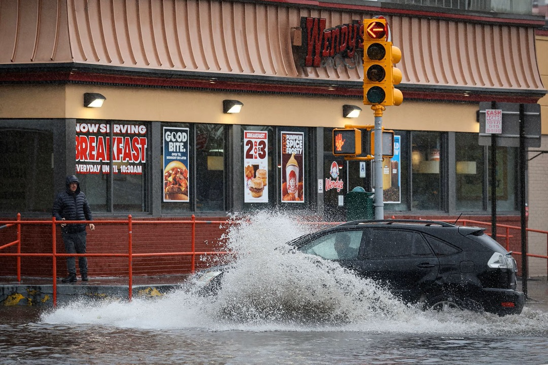 Một ô tô đi vào khu vực ngập nước ở Brooklyn, thành phố New York hôm 29/9. Ảnh: Reuters.