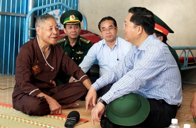 Lãnh đạo tỉnh Quảng Nam thường xuyên quan tâm, thăm hỏi các hộ gia đình ở những khu tái định cư tránh thiên tai. Ảnh: L.K.