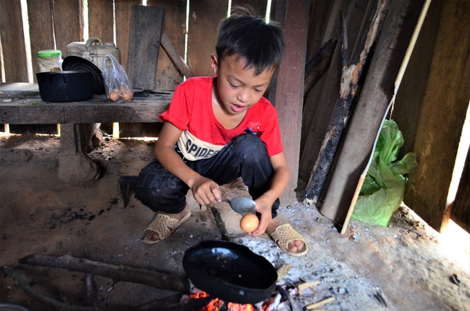 Sồng A Lử đang đập 1 quả trứng tráng cho 4 người ăn. Mỗi ngày có 1 quả trứng như thế là đã may mắn. Ảnh: Dương Đình Tường. 