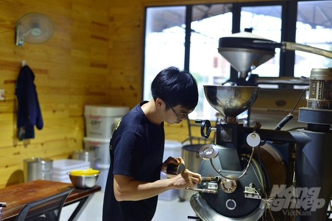 Quá trình rang cà phê tại GOT Coffee được kiểm soát bằng máy tính theo tiêu chuẩn SCA. Ảnh: Minh Hậu