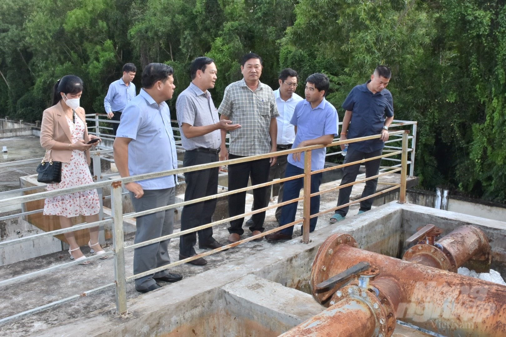 The Department of Water Resources inspecting the domestic water source in Phuoc Long district, Bac Lieu province. Photo: Trong Linh.