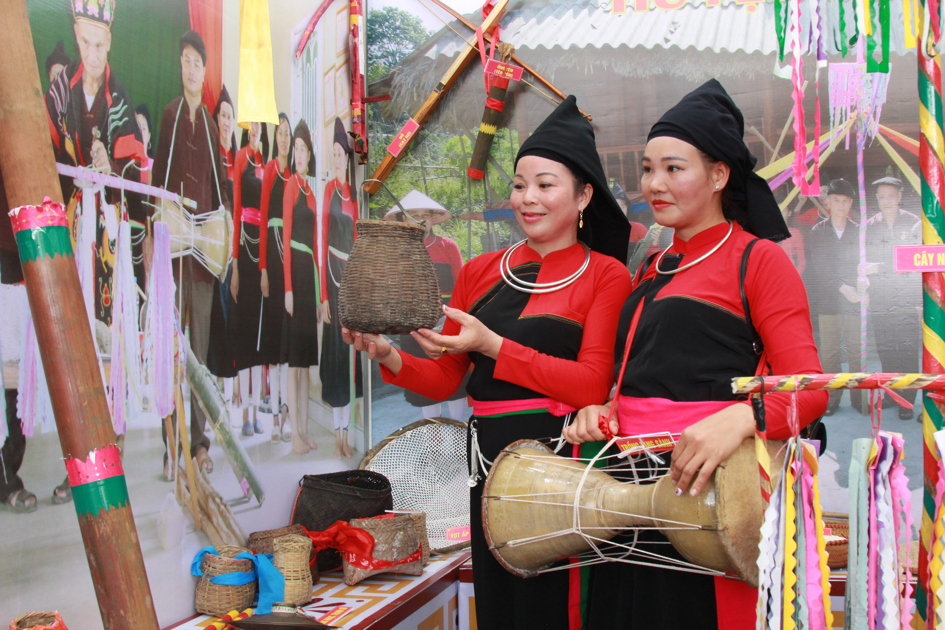 Không gian văn hóa của dân tộc Cao Lan (huyện Trấn Yên, Yên Bái) được trưng bày trang phục truyền thống cùng các nhạc cụ và đồ dùng trong lao động sản xuất.