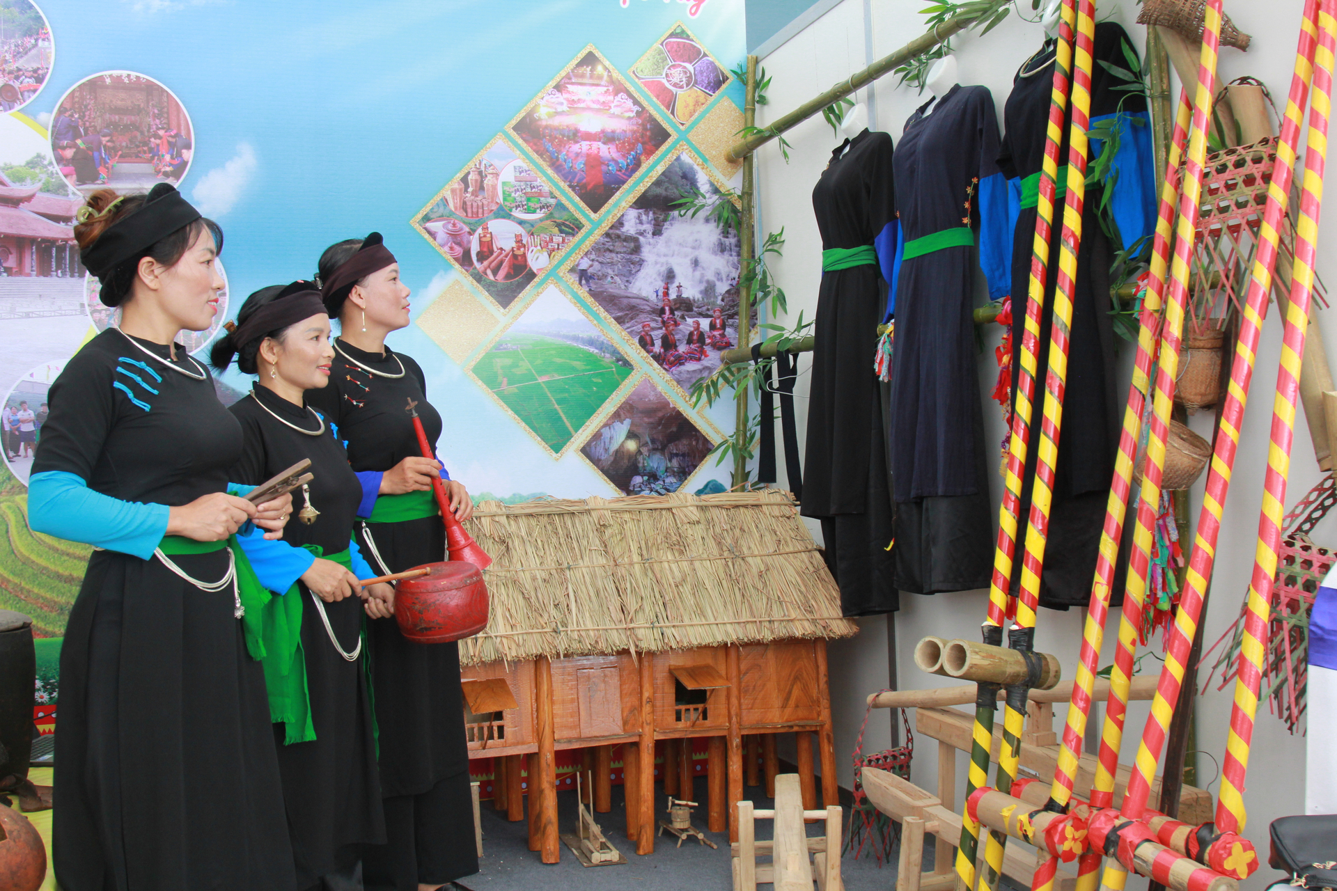 Người dân tộc Tày huyện Văn Yên (Yên Bái) với nếp nhà sàn truyền thống và các trang phục, nhạc cụ dân tộc truyền thống được trưng bày tại không gian văn hóa.