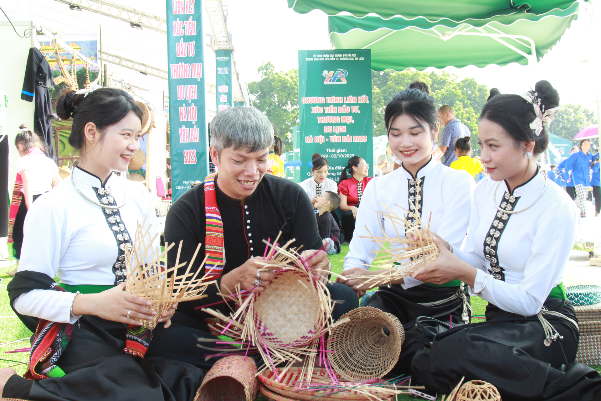 Những cô gái Thái ở Mường Lò học đan đồ dùng sinh hoạt trong không gian Ngày hội văn hóa.