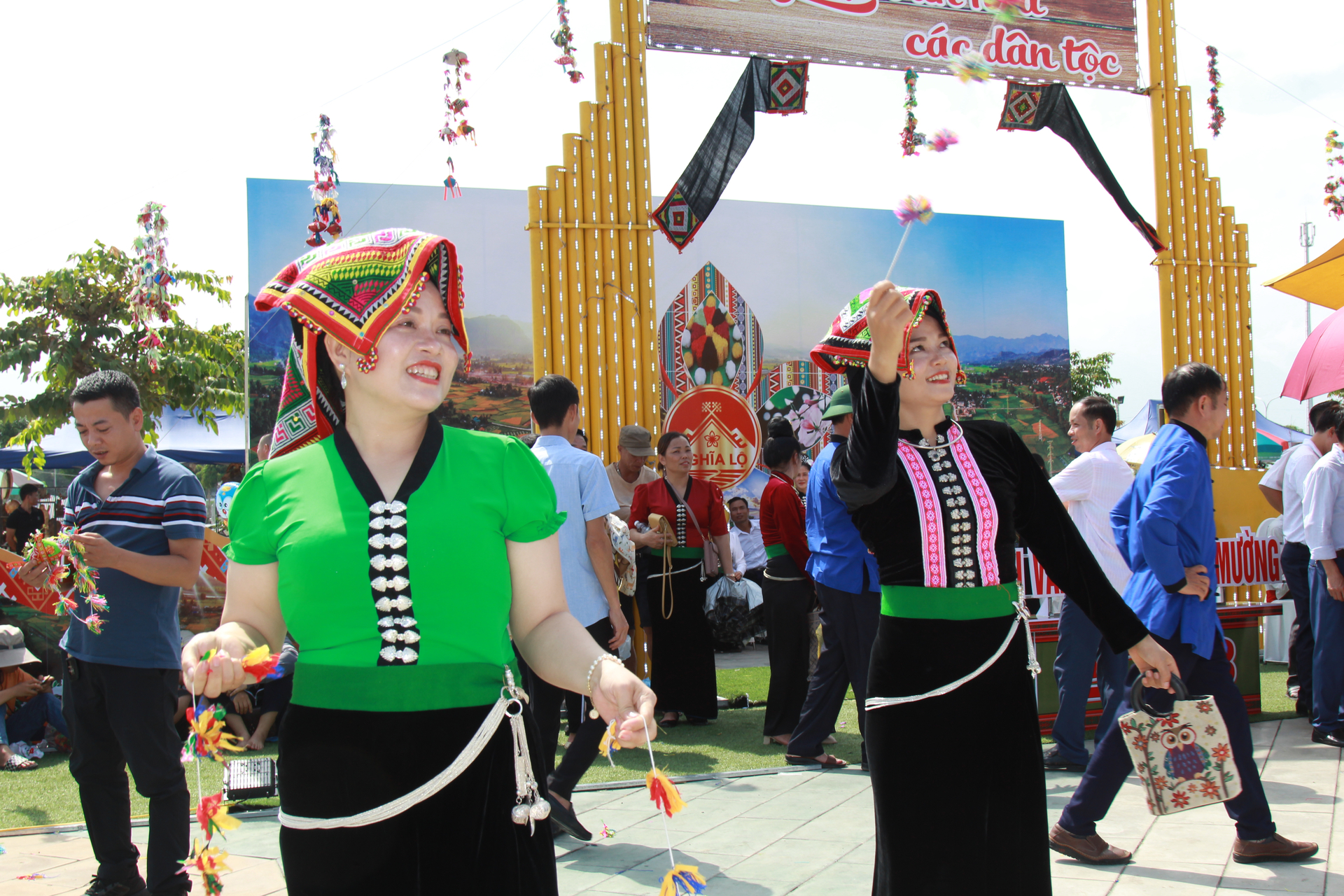 Các cô gái người Thái tham gia hội thi ném còn trong lễ hội. 