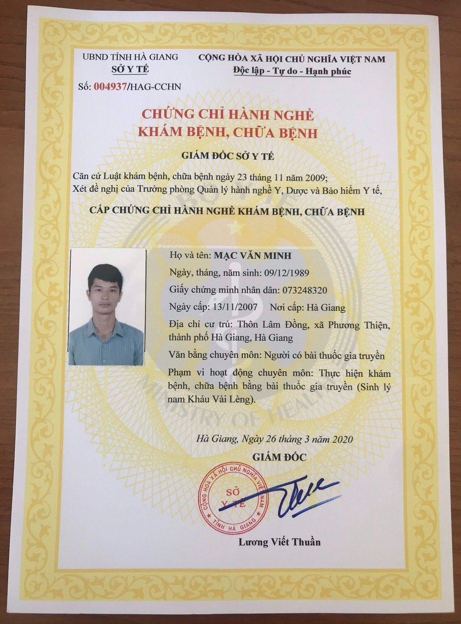 Anh Mạc Văn Minh được Sở Y tế tỉnh Hà Giang cấp chứng chỉ hành nghề khám, chữa bệnh bằng bài thuốc gia truyền Kháu Vài Lèng.