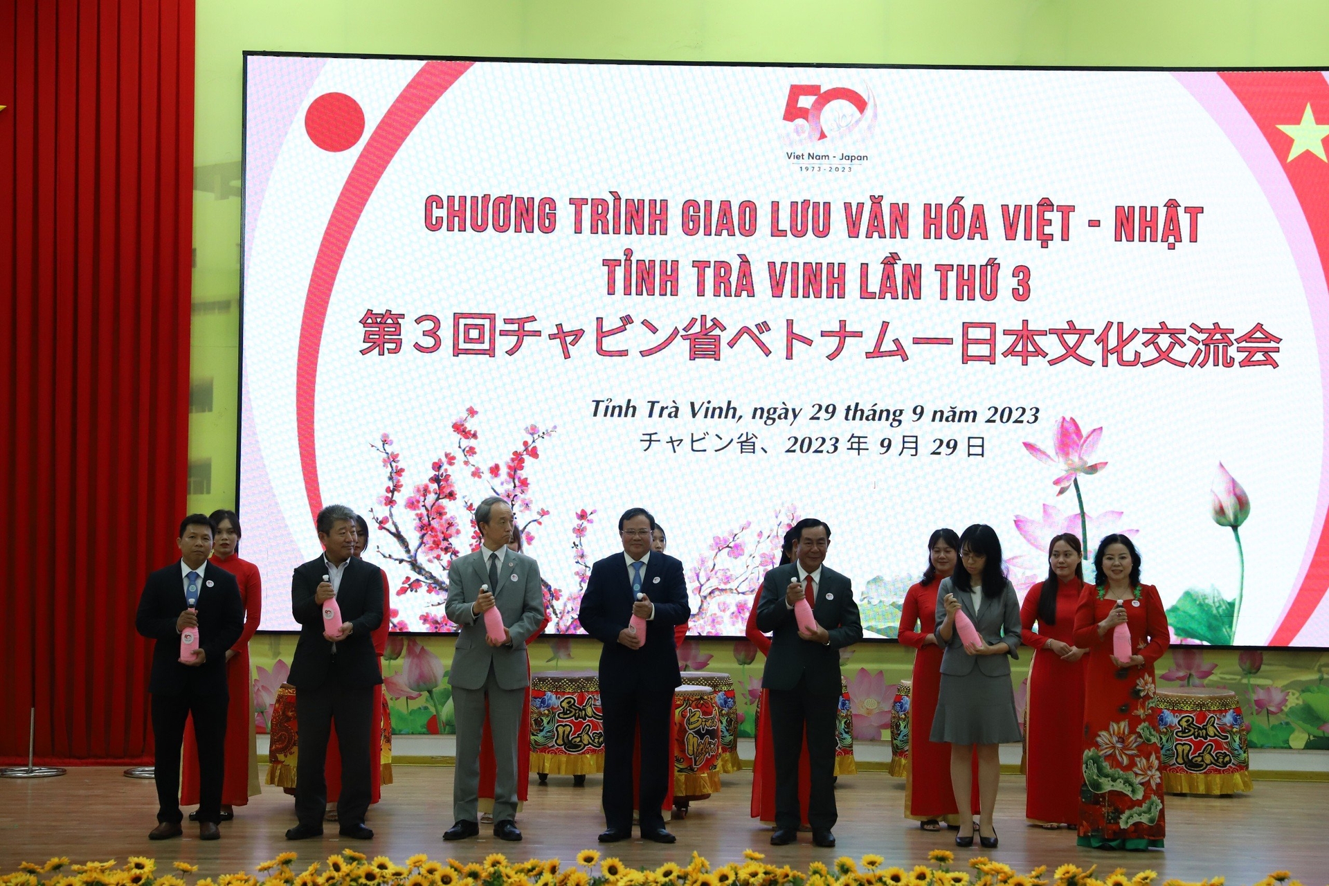 Chương trình giao lưu văn hóa thắt chặt quan hệ hữu nghị Việt - Nhật vừa diễn ra tại Trường Đại học Trà Vinh. Ảnh: Thanh Sơn.