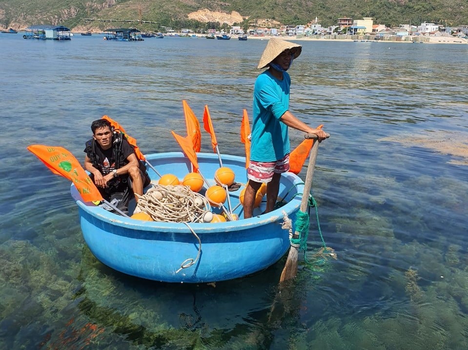 The Coral Reef Protection Team in Nhon Hai commune, Quy Nhon city, Binh Dinh province, deploying buoys to encircle the core protection area of the coral reefs. Photo: Vu Dinh Thung.