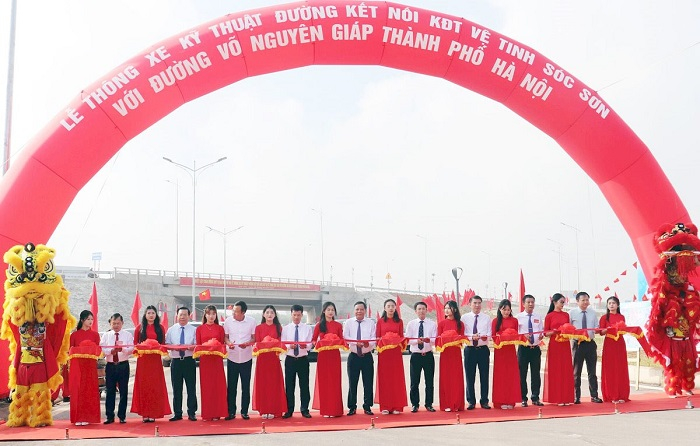 Các đại biểu cắt băng thông xe kỹ thuật tuyến đường nối Khu đô thị vệ tinh Sóc Sơn với đường Võ Nguyên Giáp.