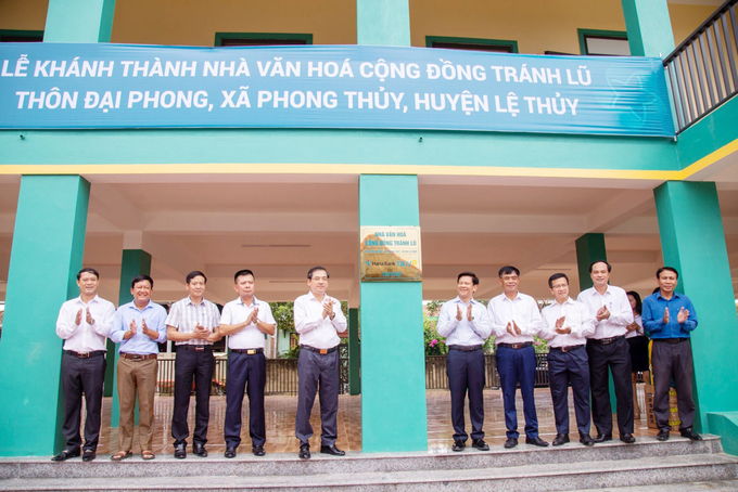 Đại diện nhà tài trợ và chính quyền địa phương huyện Lệ Thủy trong lễ bàn giao nhà văn hóa cộng đồng tại xã Phong Thủy. Ảnh: Tâm Phùng.