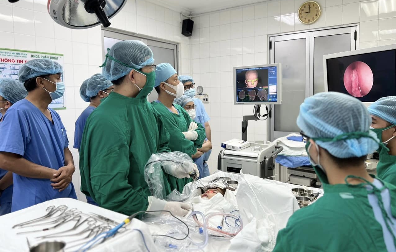 Các bác sĩ Bệnh viện Tai Mũi Họng TP.HCM phẫu thuật nội soi vá lỗ thủng sàn sọ cho bệnh nhi. Ảnh: BVCC.