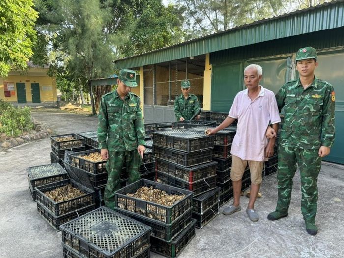 Đối tượng Nguyễn Thành Quý bên lượng lớn con gà giống không rõ nguồn gốc bị Đội tuần tra kiểm soát Đồn Biên phòng Trà Cổ bắt giữ.