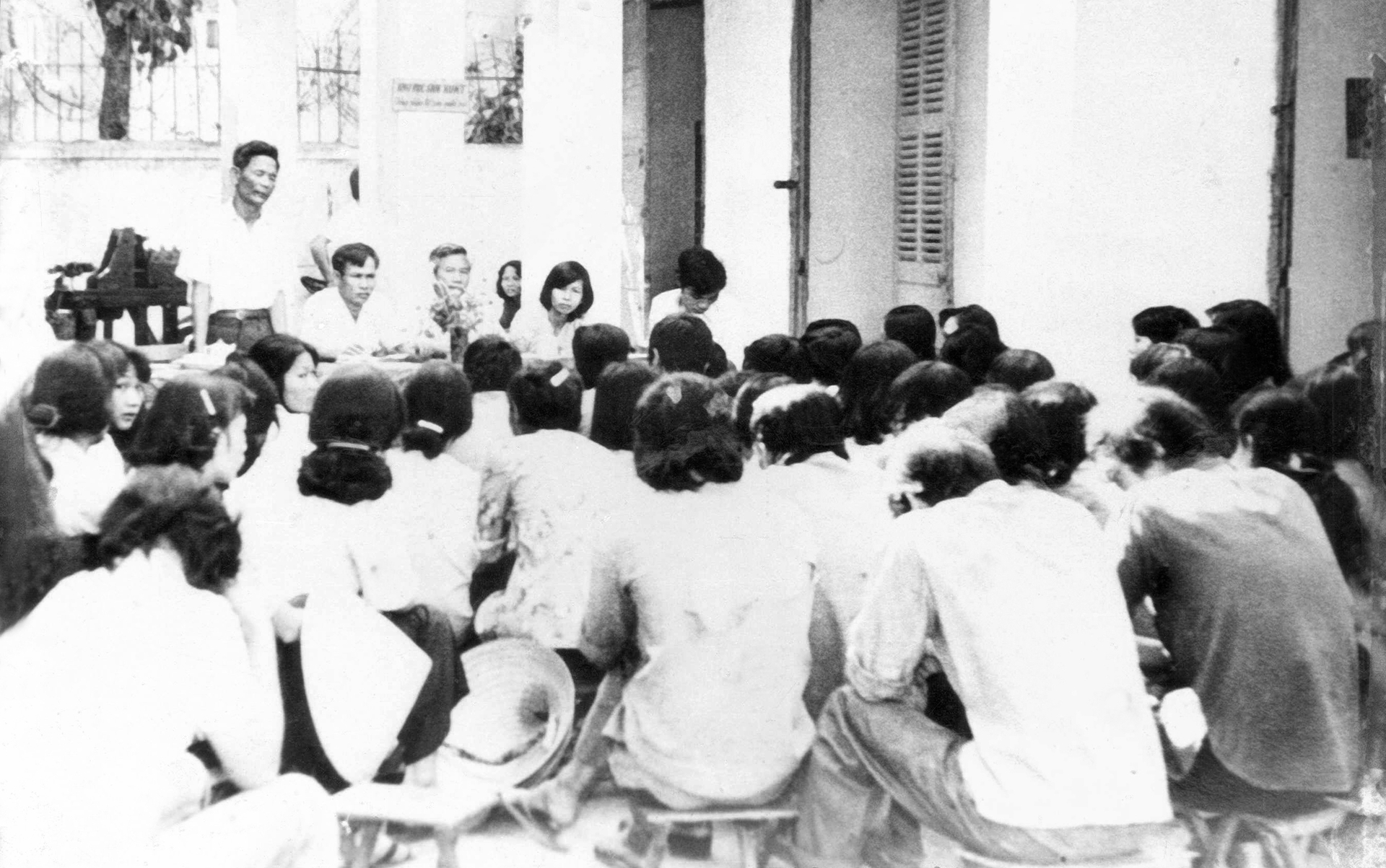 Hội nghị công nhân viên chức của Xí nghiệp Thuốc lá Nha Trang được tổ chức lần đầu tiên vào năm 1984 tại số 9 đường Biệt Thự, Nha Trang.