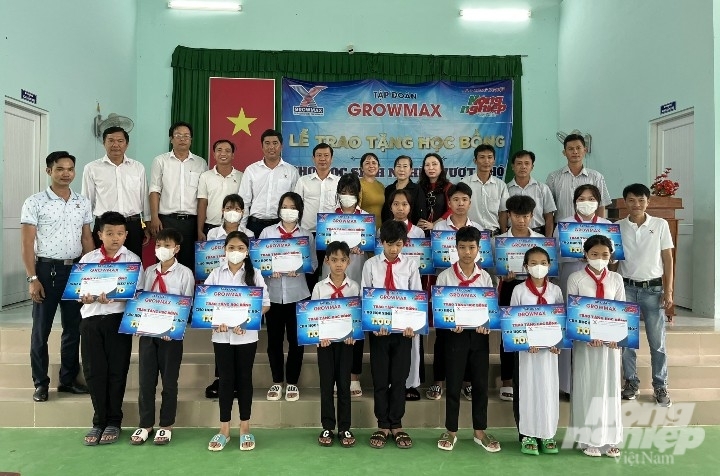 Tại Trường THCS Hiệp Mỹ Tây, huyện Cầu Ngang, Tập đoàn GrowMax và Báo Nông nghiệp Việt Nam đã trao 15 suất học bổng cho các em có hoàn cảnh khó khăn. Ảnh: Hồ Thảo.