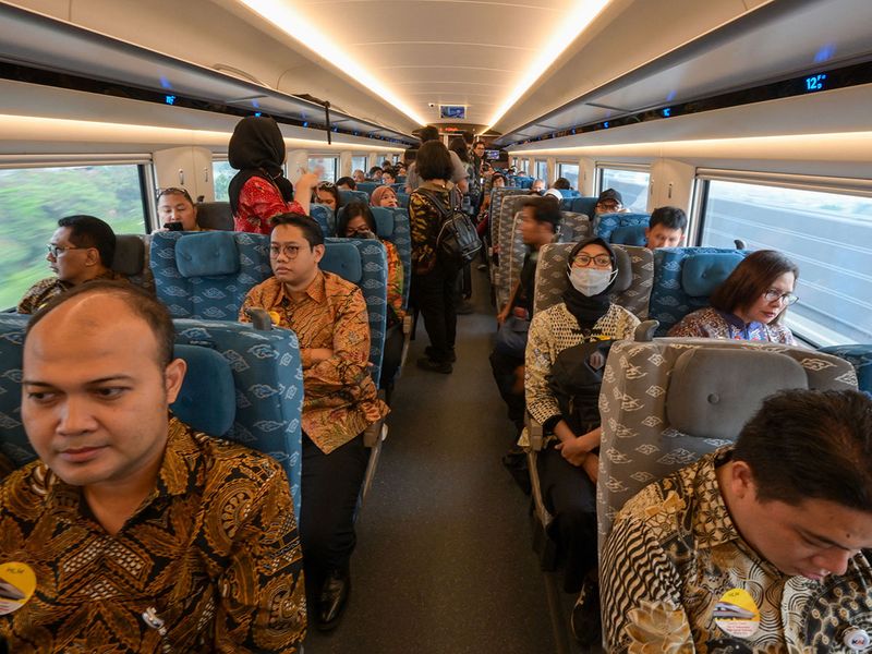 Hành khách trải nghiệm tàu cao tốc Whoosh hôm 2/10. Ảnh: AFP.