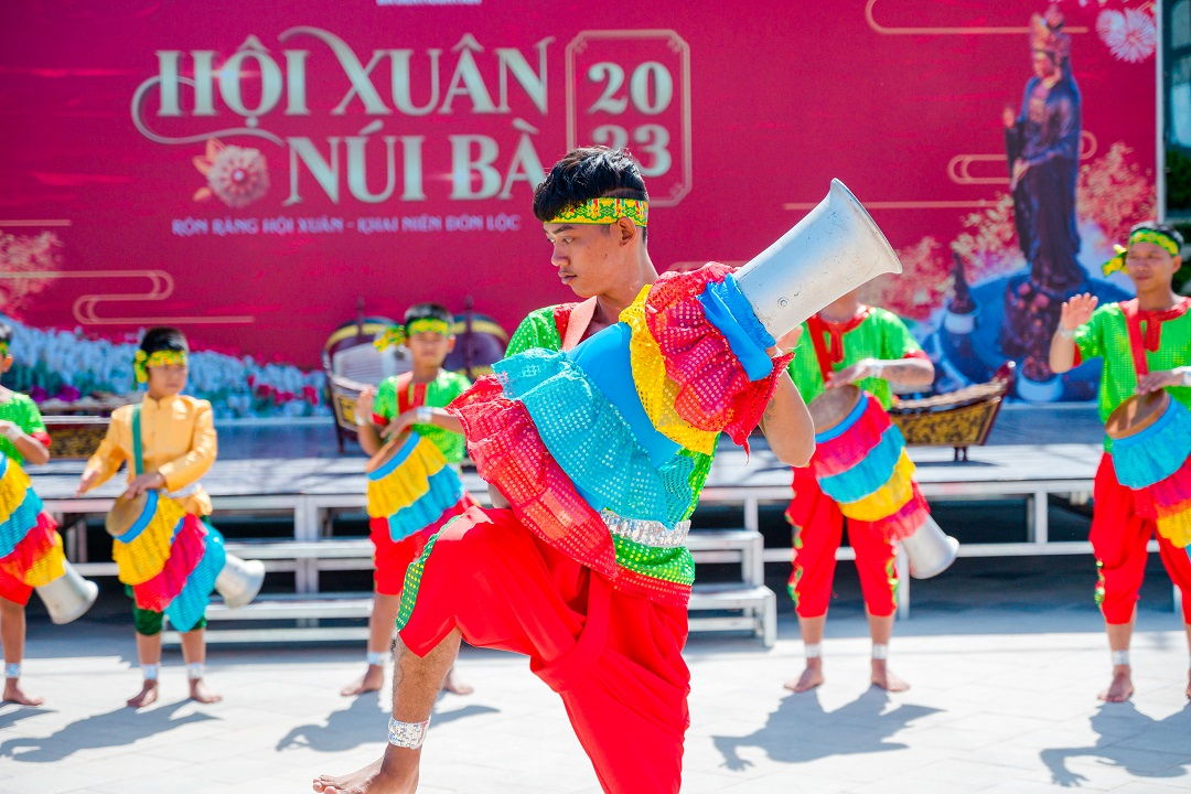 Múa trống Chhay dăm - một di sản văn hoá phi vật thể sẽ được trình diễn trong Ngày Tây Ninh tại Hà Nội. Ảnh: Sun World Ba Den Mountain.