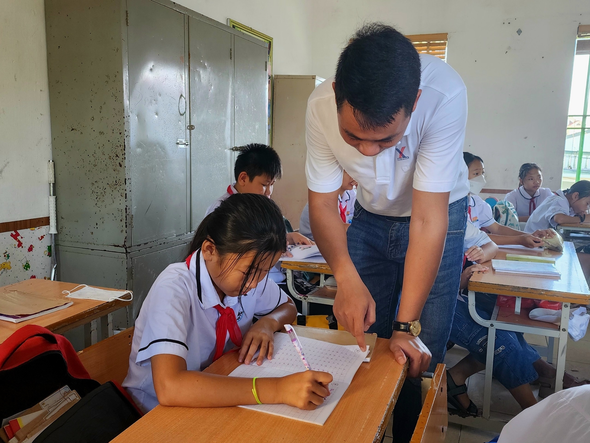 Em Vũ Thị Kiều Chi là một trong những trường hợp học sinh có hoàn cảnh éo le, khó khăn nhưng đã nỗ lực vươn lên học tập tốt. Ảnh: Đinh Mười.