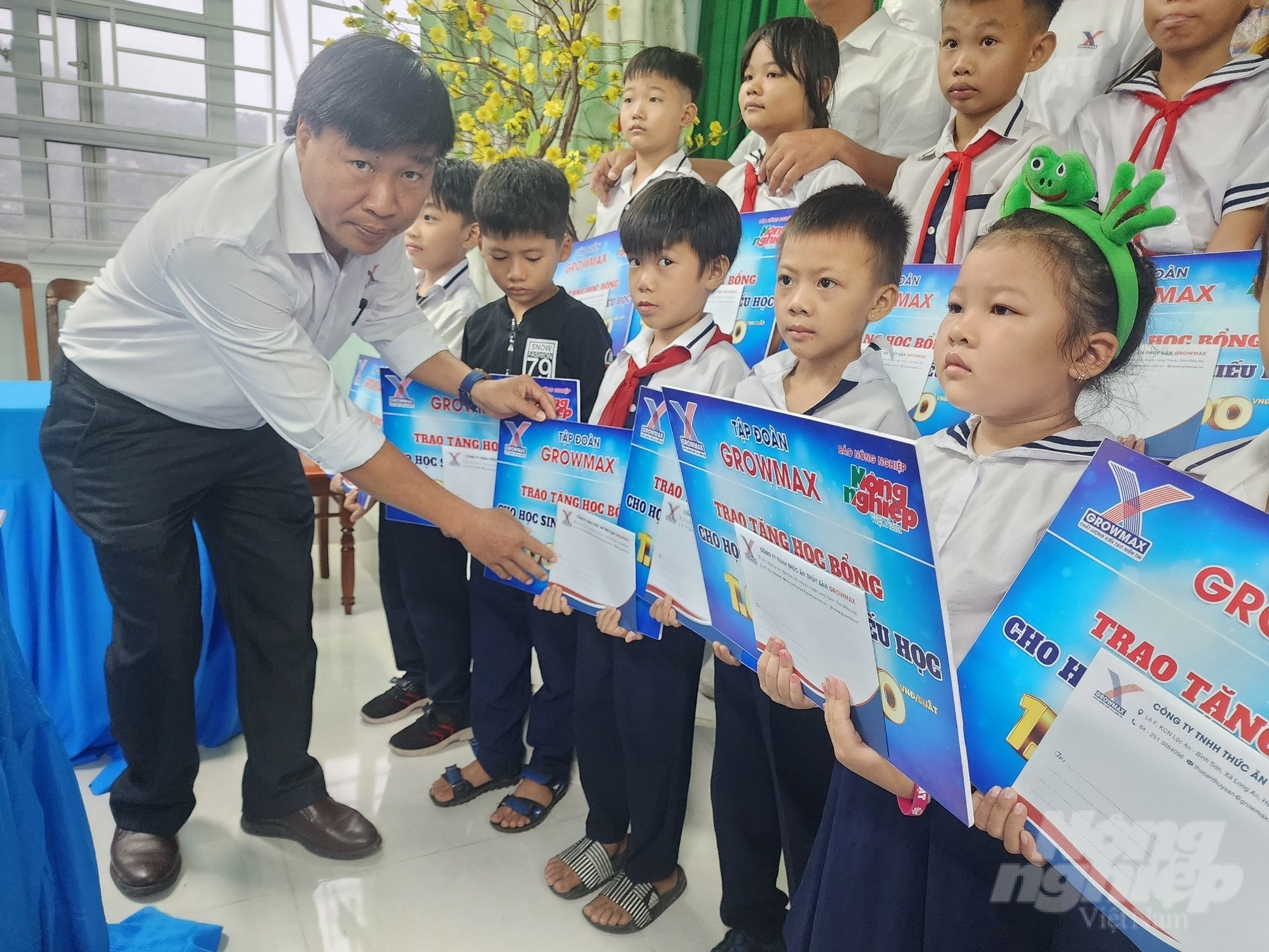 Ông Nguyễn Văn Đại hi vọng những suất học bổng sẽ giúp các em có thêm động lực để đến trường. Ảnh: Phương Chi