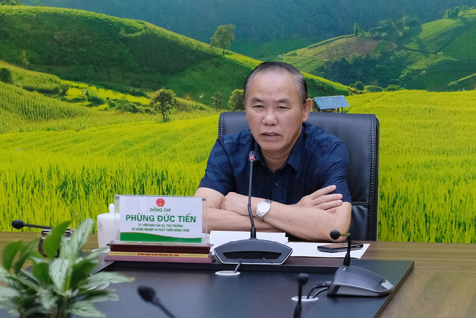 Deputy Minister of Agriculture and Rural Development Phung Duc Tien chaired a working session with representatives of the Ministry of Justice on the issue of sanctioning administrative violations in the field of fisheries. Photo: Tung Dinh.
