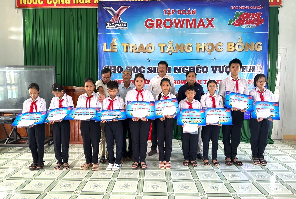 Những học sinh xã đảo Tam Hải (huyện Núi Thành, Quảng Nam) vui mừng khi nhận học bổng từ Quỹ khuyến học GrowMax. Ảnh: L.K.
