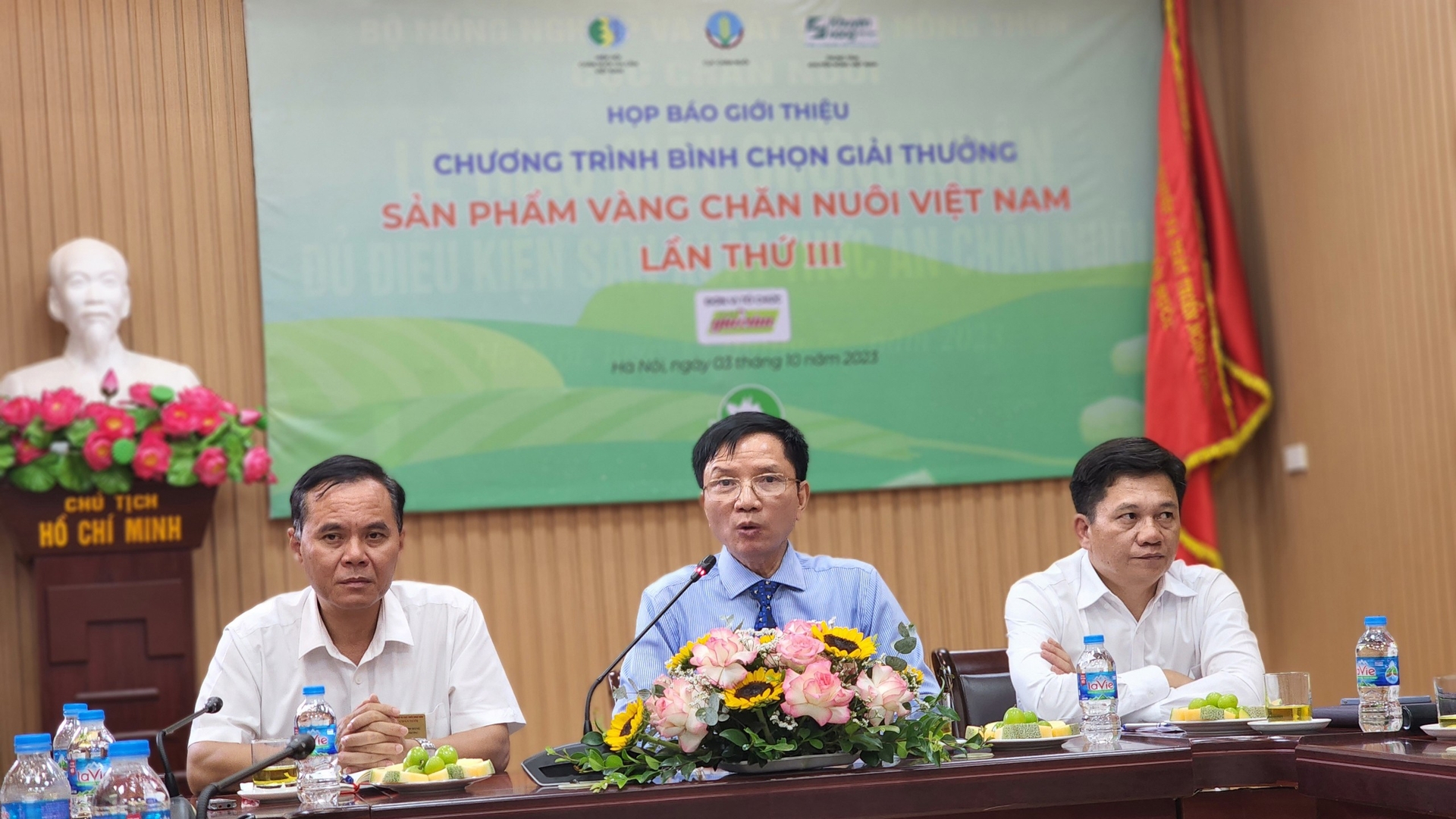 Chairman of the Vietnam Poultry Association Nguyen Thanh Son (middle), Deputy Director of the Department of Livestock Pham Kim Dang (left), and Deputy Director of the National Agricultural Extension Center Le Minh Linh chaired the press conference. Photo: Hong Tham.