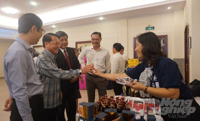 Thứ trưởng Bộ NN-PTNT Trần Thanh Nam (thứ 3 từ trái sang) tham quan gian hàng giới thiệu các sản phẩm thanh long chế biến tại Hội nghị 'Phát triển thanh long bền vững ở Việt Nam' được tổ chức ngày 29/9 tại TP.HCM. Ảnh: Nguyễn Thủy.